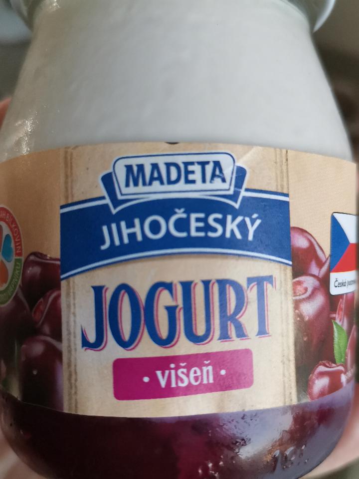 Fotografie - Jihočeský tradiční jogurt višeň Madeta