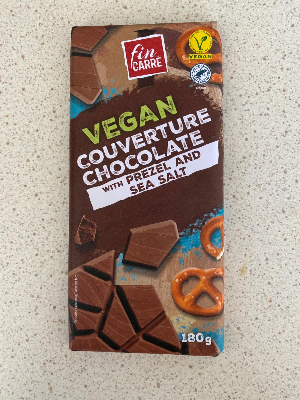 Fotografie - vegan couverture chocolate with prezel and sea salt