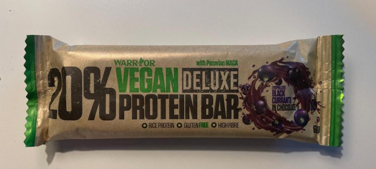 Fotografie - warrior vegan deluxe protein bar black currants in chocolade