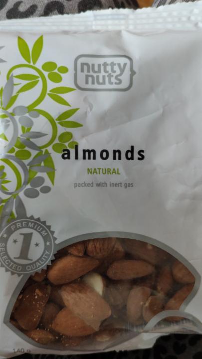 Fotografie - almonds natural packet with inert gas