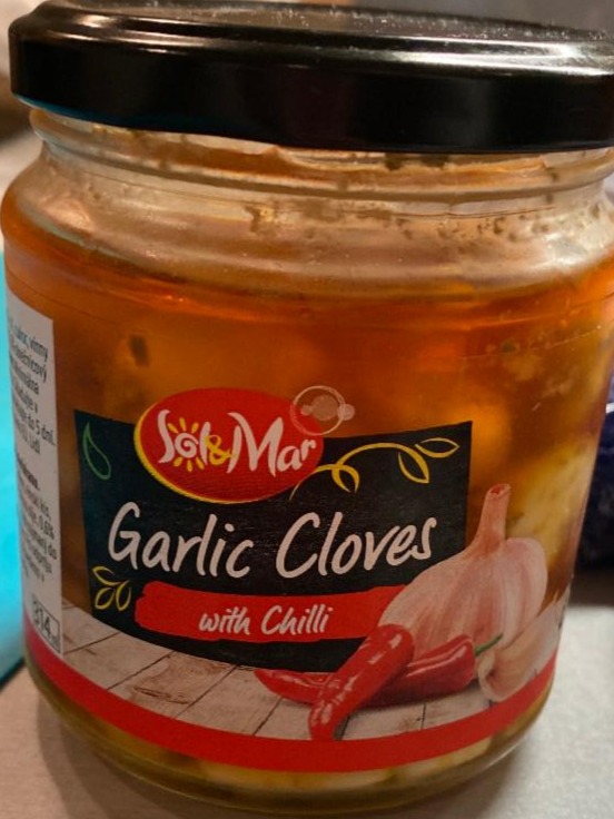 Fotografie - Garlic cloves with chilli