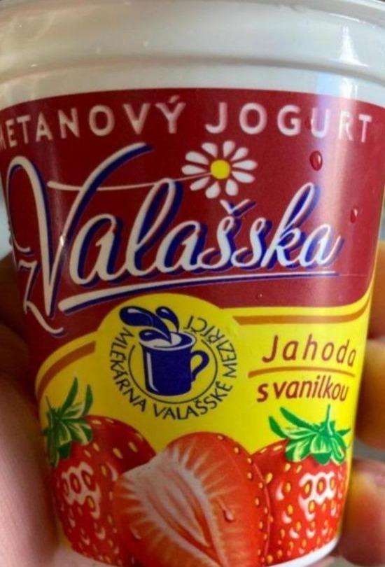 Fotografie - smotanový jogurt z Valašska jahodový