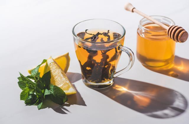 Fotografie - čierny čaj s medom a citrónom