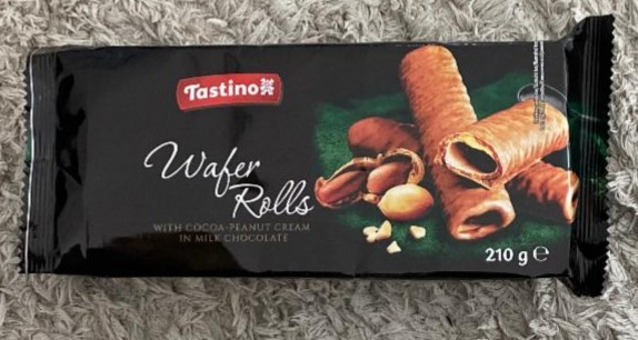 Fotografie - Wafer Rolls with cocoa-peanut cream in milk chocolate Tastino