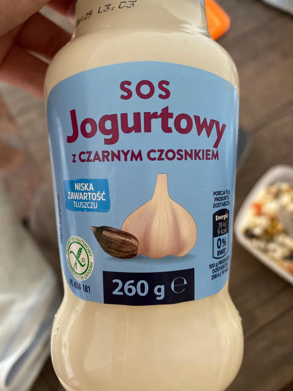 Fotografie - sos jogurtowy z czarnym czosnkiem