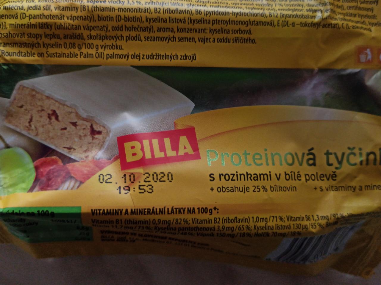 Fotografie - Proteinová tyčinka s rozinkami v bílé polevě - Billa