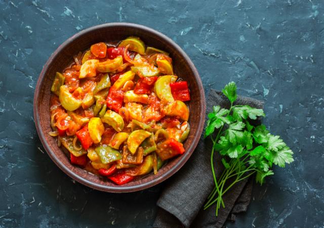 Fotografie - dušená zelenina cuketa, rajče, paprika