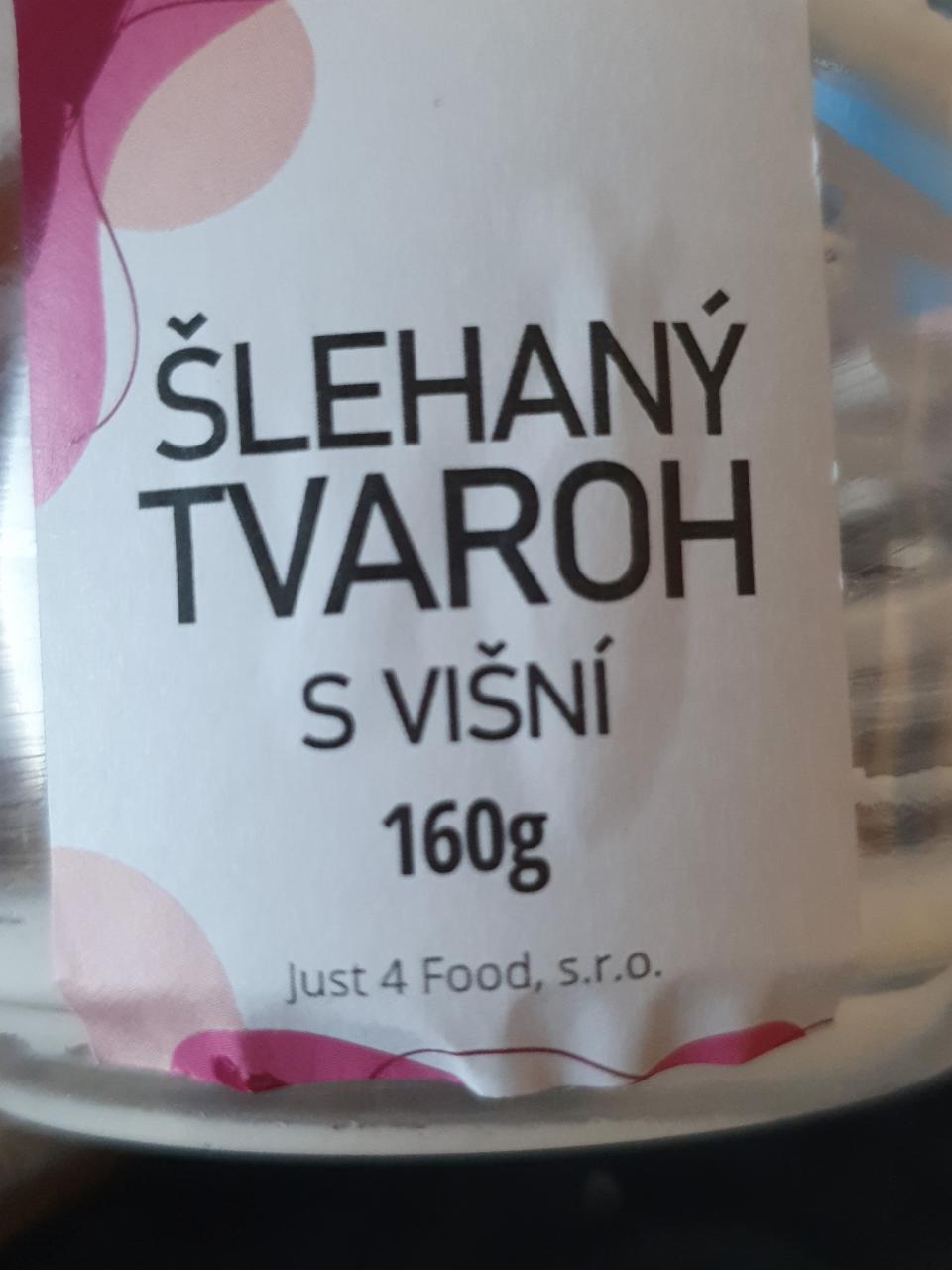 Fotografie - šlehany tvaroh s višní