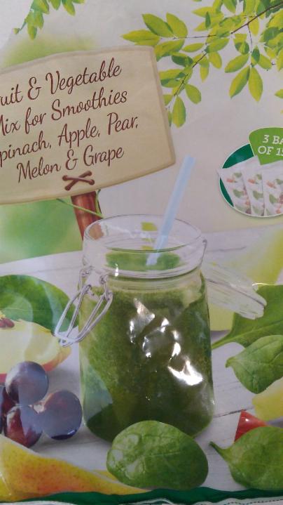 Fotografie - Fruit and Vegetable Mix for Smoothies with Spinach, Apple, Melon and Grapes