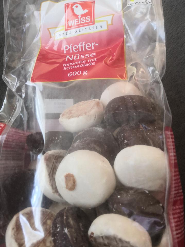 Fotografie - Pfeffer-Nüsse tellweise mit schokolade