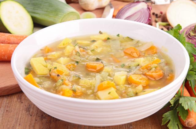 Fotografie - polievka zeleninová mrkva, zeler, petržlen, zemiaky, maslo,bujón