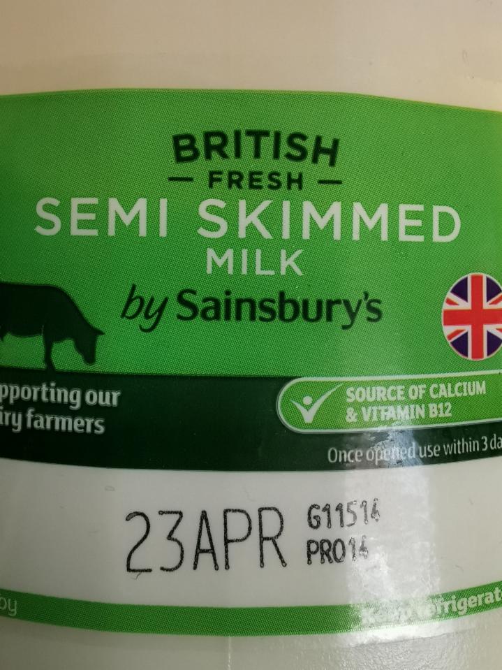 Fotografie - British Fresh Semi Skimmed Milk by Sainsbury's