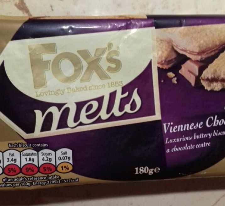 Fotografie - Fox's melts Viennese biscuits sandwiched with milk chocolate