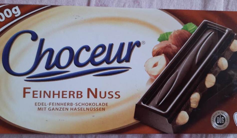 Fotografie - Feinherbe Edel Schokolade mit ganzen Haselnüsse Choceur