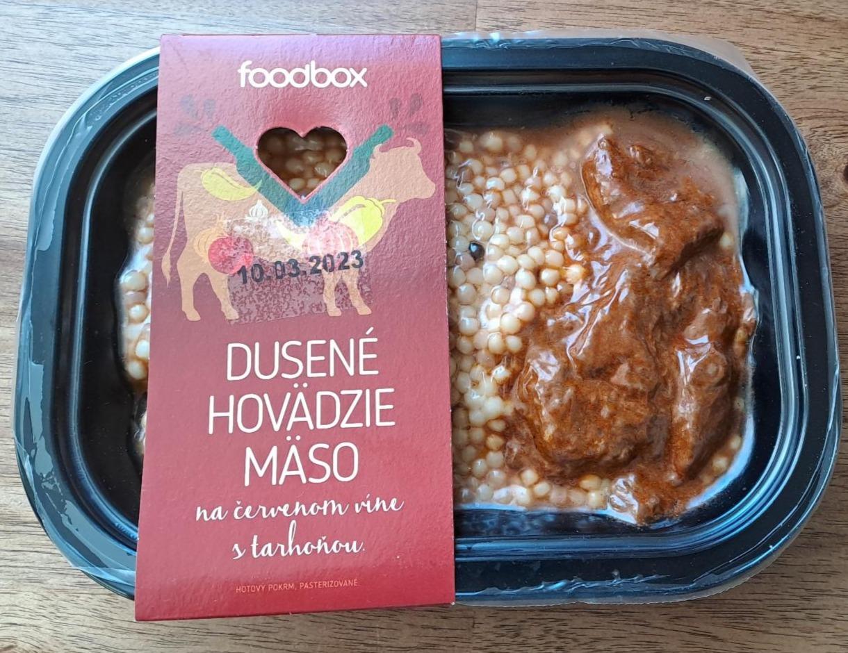 Fotografie - Dusené hovädzie mäso na červenom víne s tarhoňou Foodbox