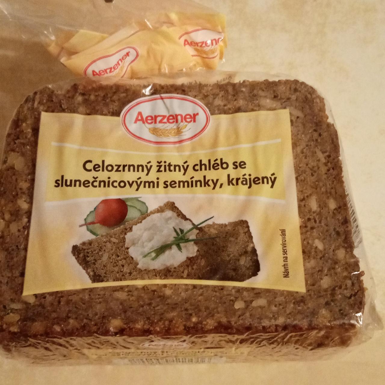 Fotografie - Celozrnný žitný chléb se slunečnicovými semínky, krájený Aerzener