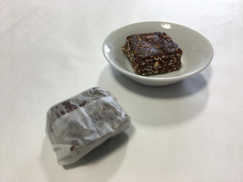 Domácí raw tyčinka - datle/kakao/arašídy